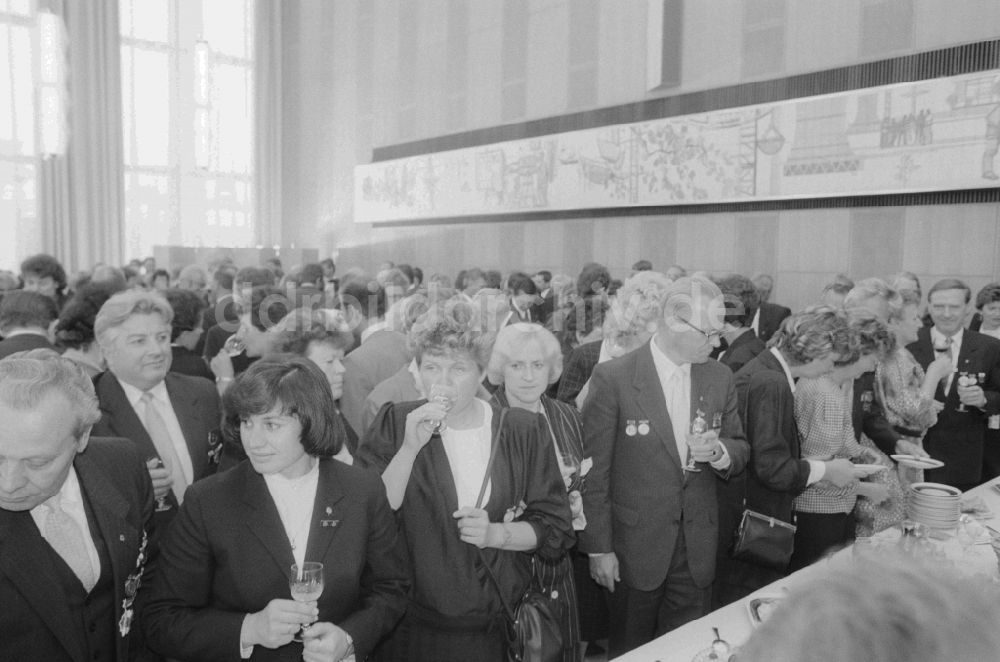 Berlin: Teilnehmer der Veranstaltung zum Tag des Lehrers in Berlin in der DDR
