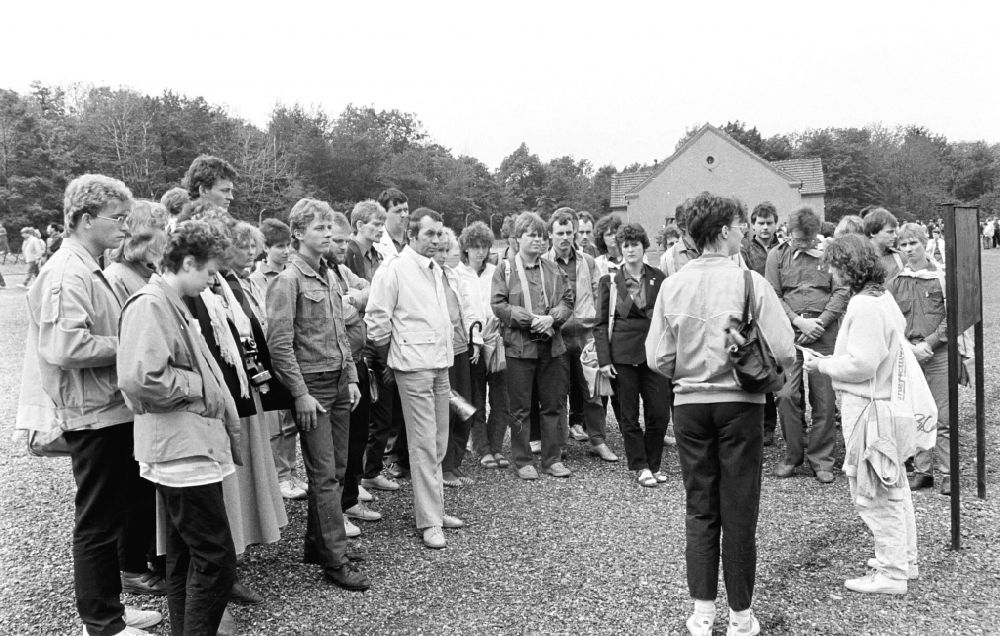DDR-Fotoarchiv: Buchenwald - Teilnehmer des VII. Festival der Freundschaft der FDJ an der Nationalen Mahn- und Gedenkstätte des KZ Buchenwald in Thüringen in der DDR