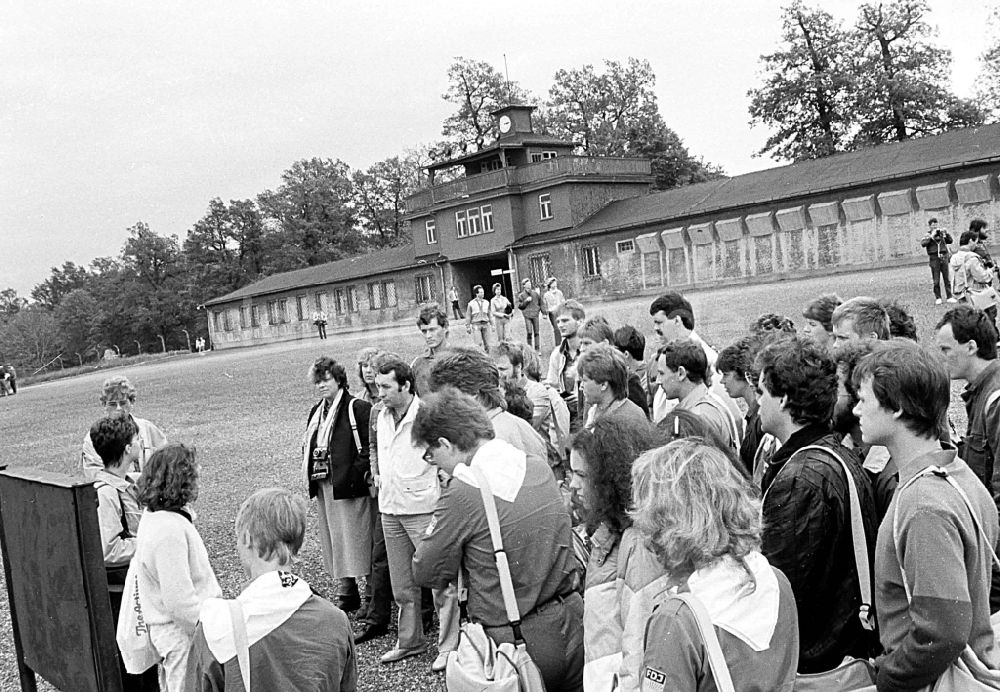 DDR-Bildarchiv: Buchenwald - Teilnehmer des VII. Festival der Freundschaft der FDJ an der Nationalen Mahn- und Gedenkstätte des KZ Buchenwald in Thüringen in der DDR