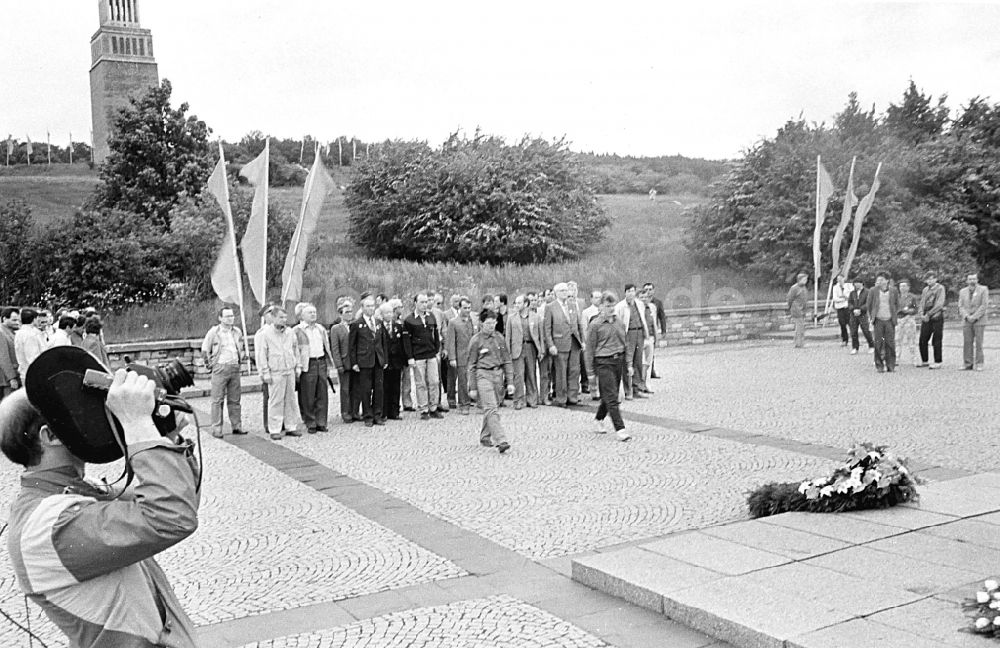 Buchenwald: Teilnehmer des VII. Festival der Freundschaft der FDJ an der Nationalen Mahn- und Gedenkstätte des KZ Buchenwald in Thüringen in der DDR