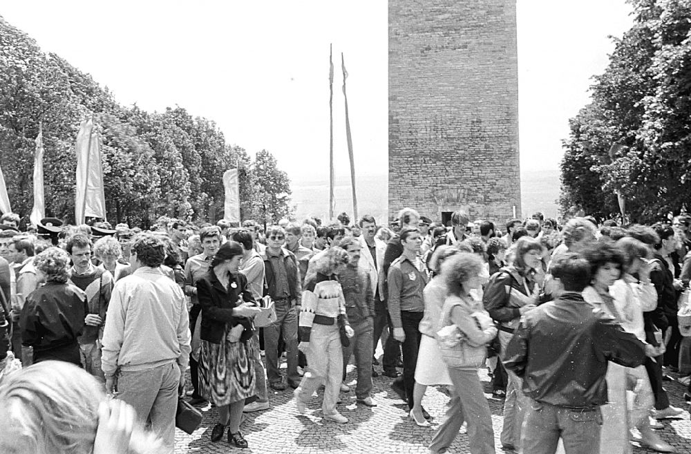 Buchenwald: Teilnehmer des VII. Festival der Freundschaft der FDJ an der Nationalen Mahn- und Gedenkstätte des KZ Buchenwald in Thüringen in der DDR