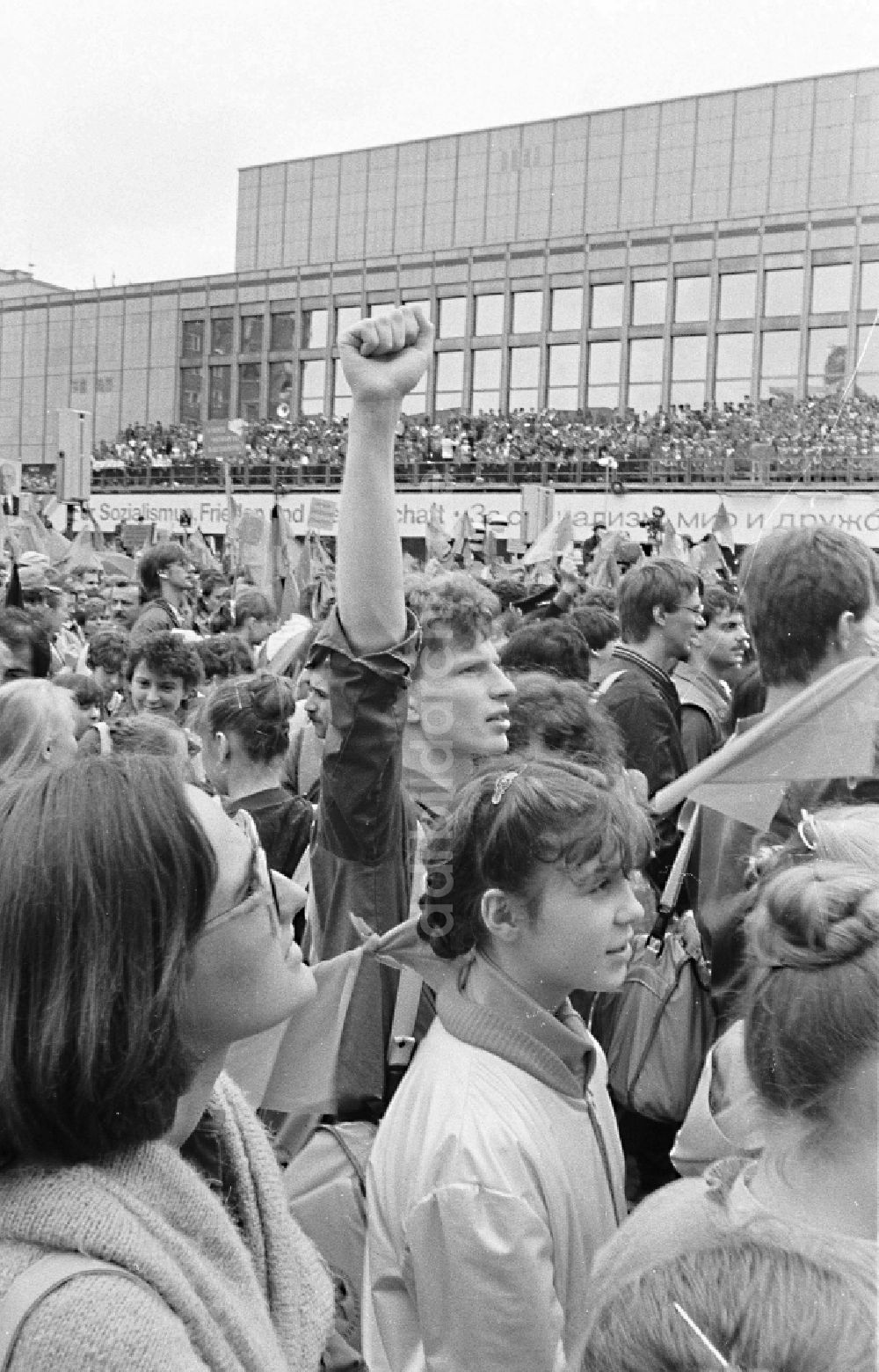 DDR-Bildarchiv: Gera - Teilnehmer des VII. Festival der Freundschaft auf den Straßen in Gera in Thüringen in der DDR