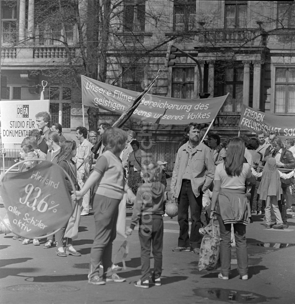 DDR-Fotoarchiv: Potsdam - Teilnehmer zum 1. Main in Potsdam in Brandenburg in der DDR