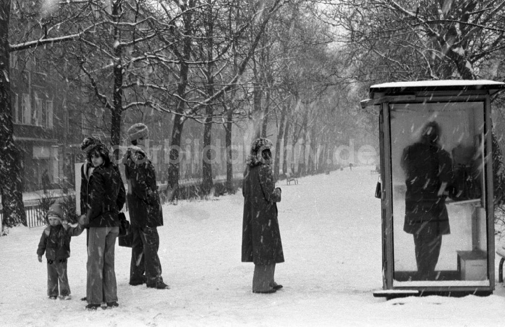 DDR-Bildarchiv: Berlin - Telefonbenutzung an einer öffentlichen Telefonzelle in Berlin in der DDR