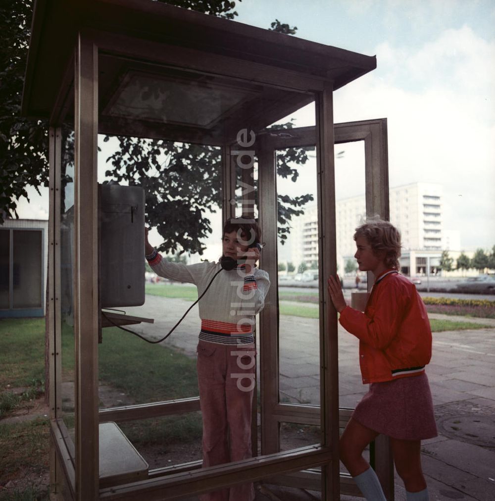 DDR-Fotoarchiv: Potsdam - Telefonhäuschen in Potsdam