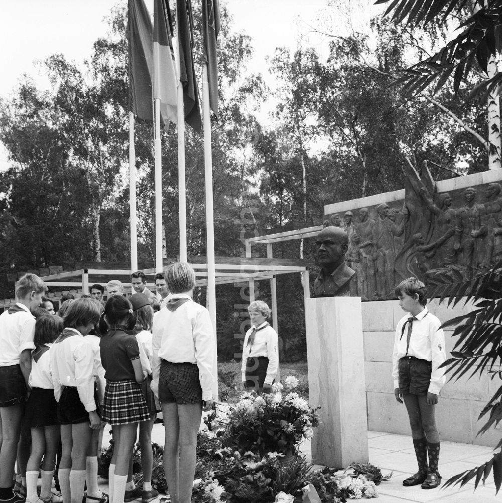 DDR-Bildarchiv: Berlin - Thälmann Pioniere legen Blumen an der Büste von Ernst Thälmann, im Pionierpark Ernst Thälmann, nieder in Berlin, der ehemaligen Hauptstadt der DDR, Deutsche Demokratische Republik