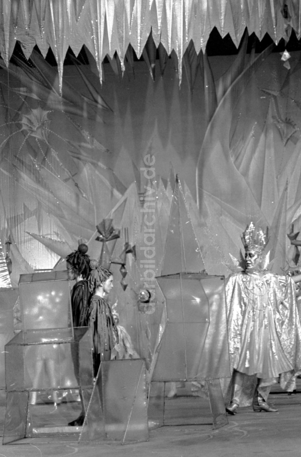 DDR-Bildarchiv: Berlin - Theater - Szene und Bühnenbild Kinderrevue Regenbogen im Friedrichstadtpalast in Berlin in der DDR