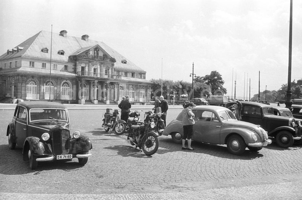 DDR-Fotoarchiv: Dresden - Theaterplatz mit dem Gebäude Italienisches Dörfchen und Fahrzeuge, Dresden 1959