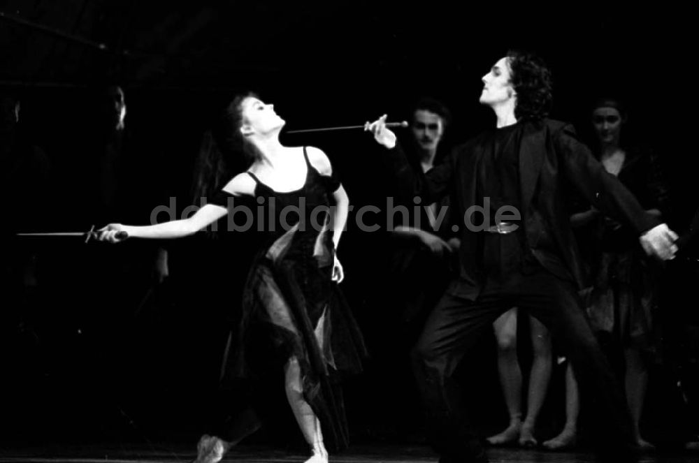 DDR-Fotoarchiv: Berlin - Thema: Ballett Udine Komische Oper in Berlin Foto:Lange Umschlagsnummer: 1992-13