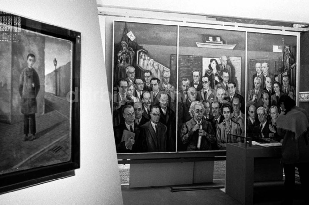 DDR-Fotoarchiv: Berlin - Thema:Ausstellung Jüdische Weltbilder Foto:Lange Umschlagsnummer: 1992-16