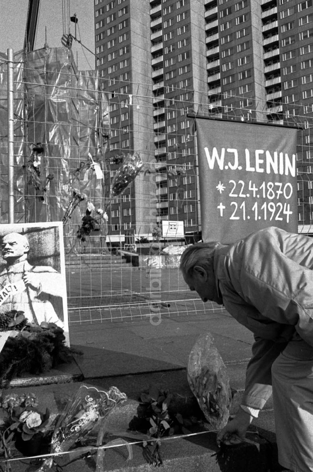 DDR-Bildarchiv: unbekannt - Thema:Blumen für Lenin zum Todestag Foto:Lange Umschlagsnummer: 1992-29