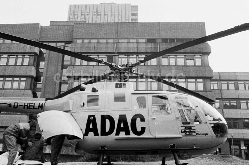 DDR-Bildarchiv: Berlin / Mitte - Thema:Hubschrauber an der Charité Foto:Lange Umschlagsnummer: 1992-30