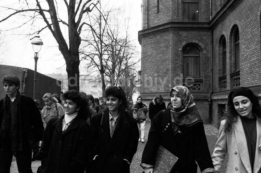 Berlin: Thema:türkische kreuzberger Schüler Foto:Lange Umschlagsnummer: 1992-18