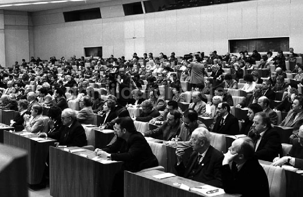 DDR-Fotoarchiv: Berlin-Mitte - Thälmann-Konferenz in der Volkskammer Umschlagnr.: 251 Foto: Bonitz