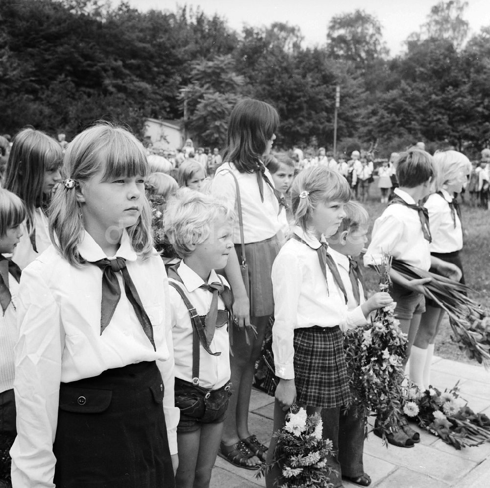 DDR-Fotoarchiv: Berlin - Thälmann Pioniere legen Blumen an der Büste von Ernst Thälmann, im Pionierpark Ernst Thälmann, nieder in Berlin, der ehemaligen Hauptstadt der DDR, Deutsche Demokratische Republik