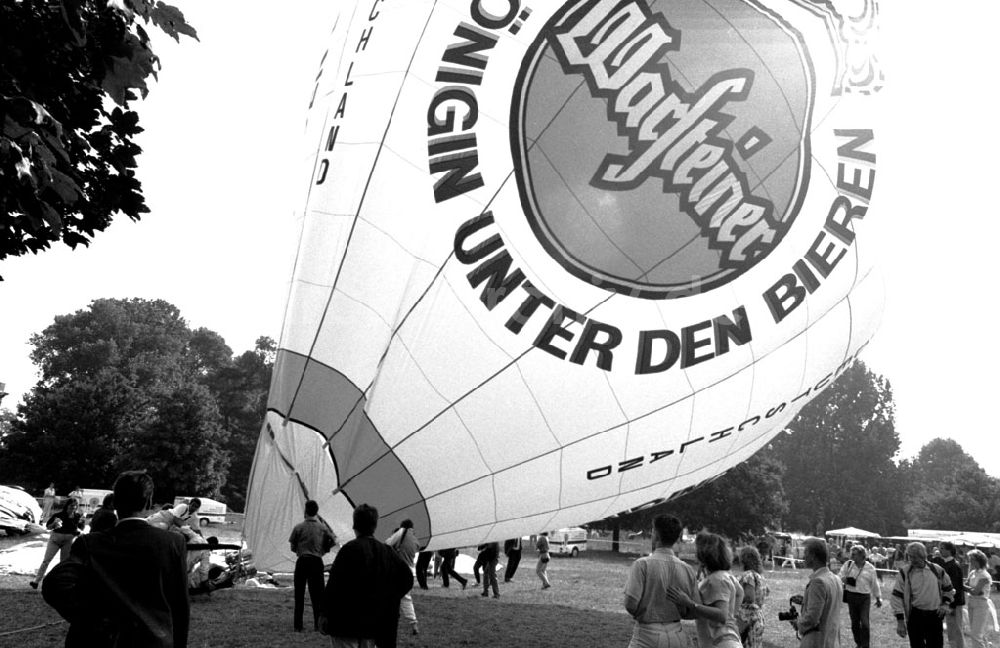 DDR-Fotoarchiv: Berlin-Tiergarten - Tiergarten - Berlin Ballon am Reichtag 21.07.90 Foto: ND/Lange Umschlagnummer: 0965