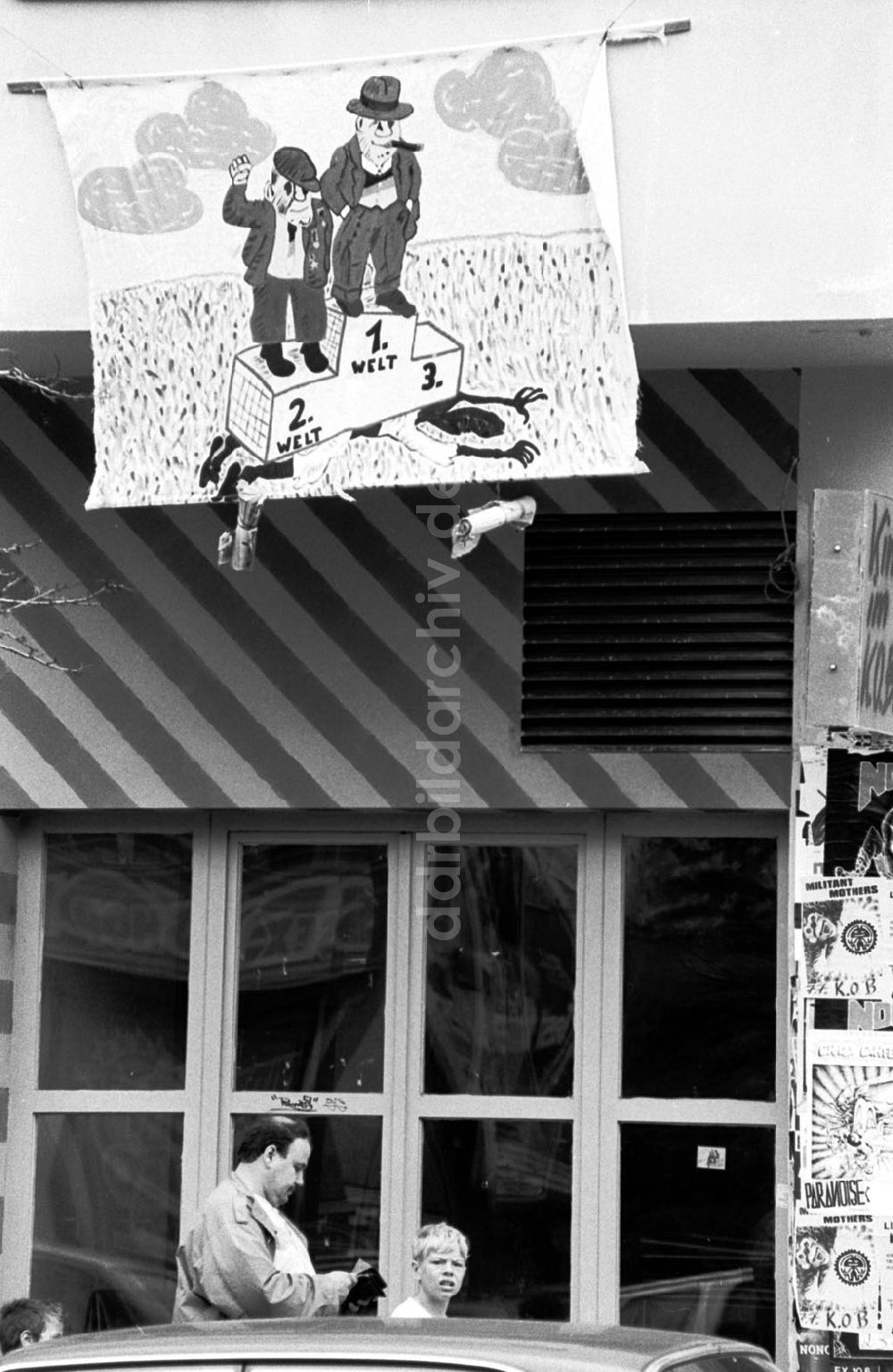 DDR-Fotoarchiv: Berlin-Tiergarten - Tiergarten - Berlin Beflaggtes Haus in der Potsdamer Str. 11.07.90 Foto: ND/Lange Umschlagnummer: 0924