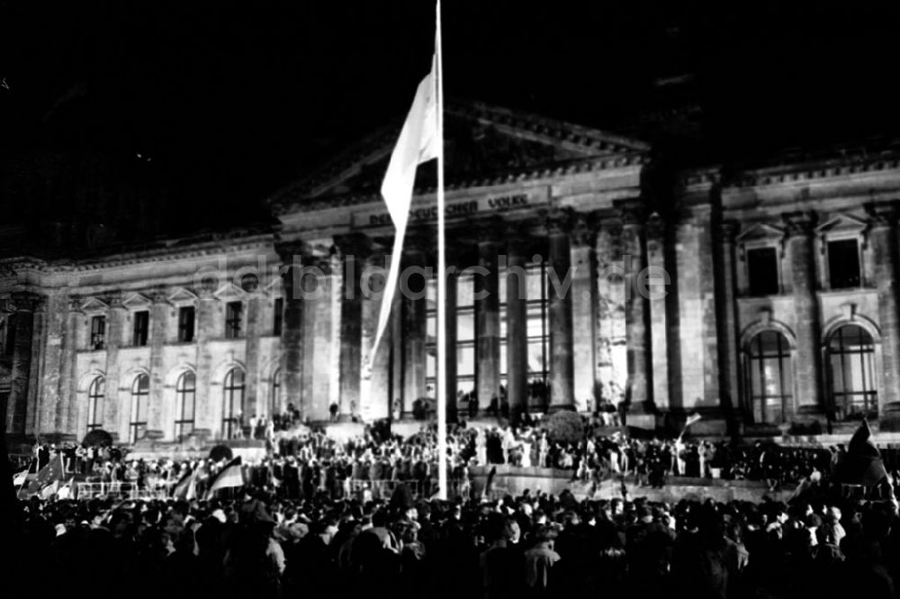 DDR-Fotoarchiv: Berlin-Tiergarten - Tiergarten-Berlin Flaggenhissung vor dem Reichstag, sowie Feuerwerk 03.10.90 Foto: Grahn Umschlagnummer: 1265
