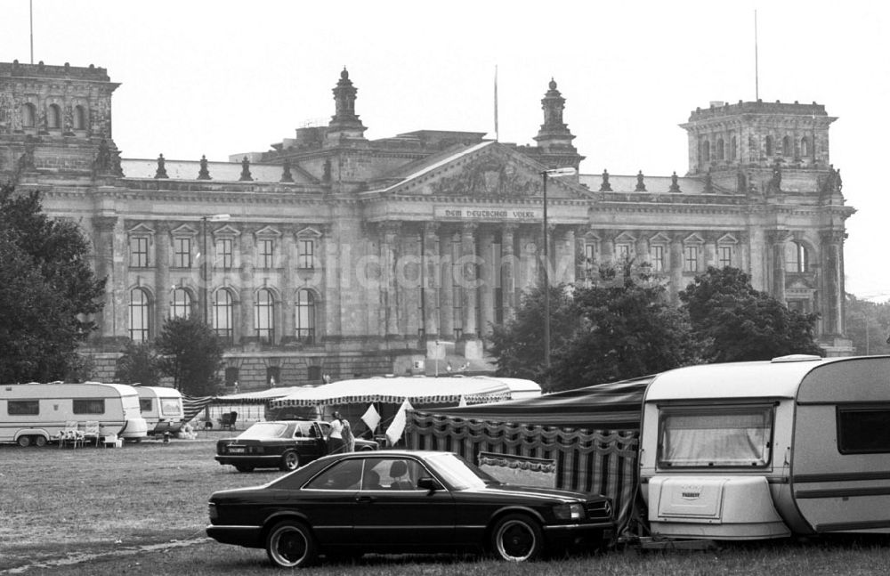 DDR-Bildarchiv: Berlin-Tiergarten - Tiergarten - Berlin Roma und Sinti vor dem Reichstag 30.07.90 Foto: Lange Umschlag: 0994