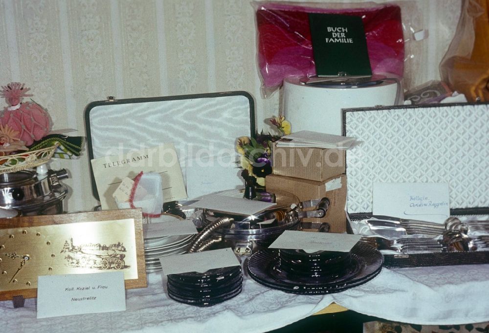 DDR-Bildarchiv: Neustrelitz - Tisch mit klassischen Geschenken zu einer Hochzeit in Neustrelitz in Mecklenburg-Vorpommern in der DDR