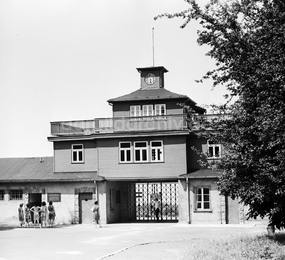 Weimar: Tor zum Lager im KZ Buchenwald in Weimar in Thüringen in der DDR