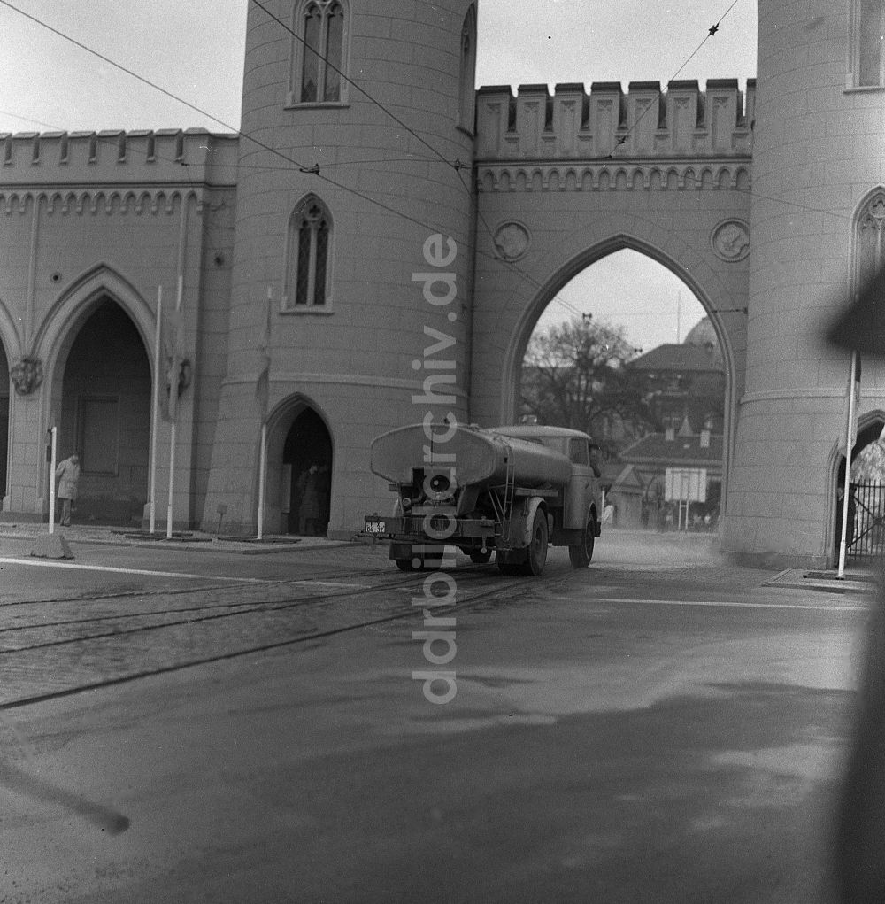 DDR-Fotoarchiv: Potsdam - Torfassade Nauener Tor im Ortsteil Innenstadt in Potsdam in Brandenburg in der DDR