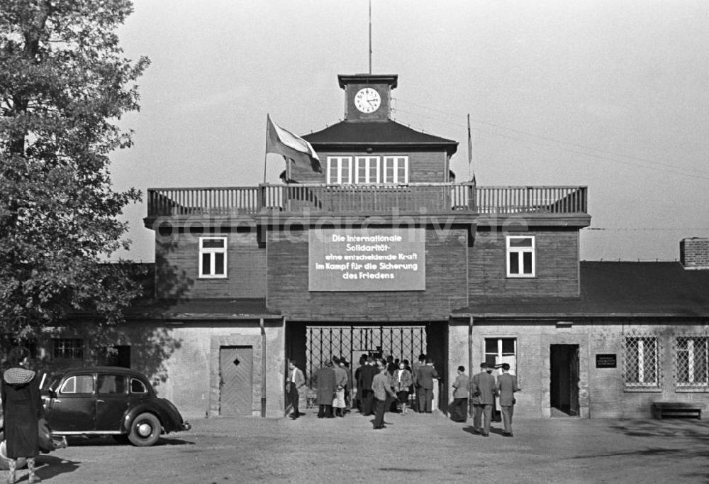 DDR-Fotoarchiv: Buchenwald - Torgebäude des KZ Buchenwald 1956