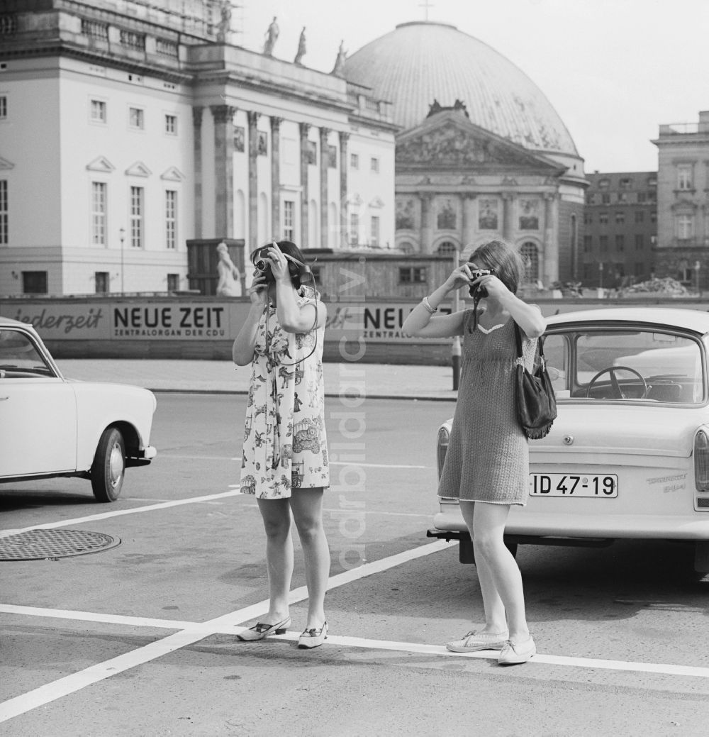 DDR-Fotoarchiv: Berlin - Mitte - Touristen beim fotografieren in Berlin - Mitte