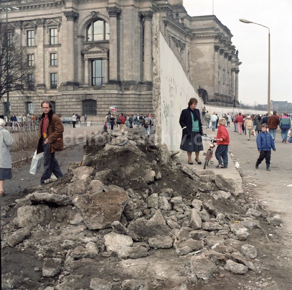 DDR-Bildarchiv: Berlin - Touristen und Berliner Bürger besichtigen den Abriss der Berliner Mauer am Reichstagsgebäude in Berlin