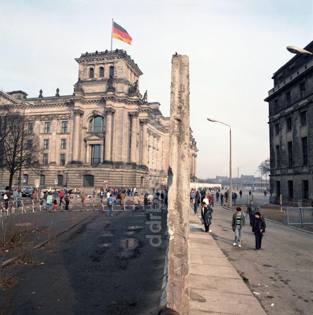 DDR-Fotoarchiv: Berlin - Touristen und Berliner Bürger besichtigen den Abriss der Berliner Mauer am Reichstagsgebäude in Berlin