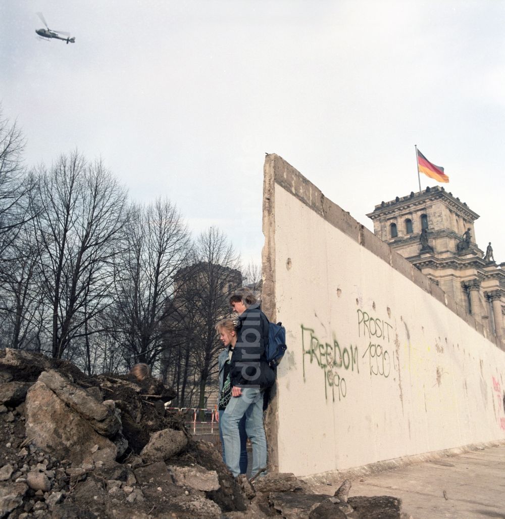 Berlin: Touristen und Berliner Bürger besichtigen den Abriss der Berliner Mauer am Reichstagsgebäude in Berlin