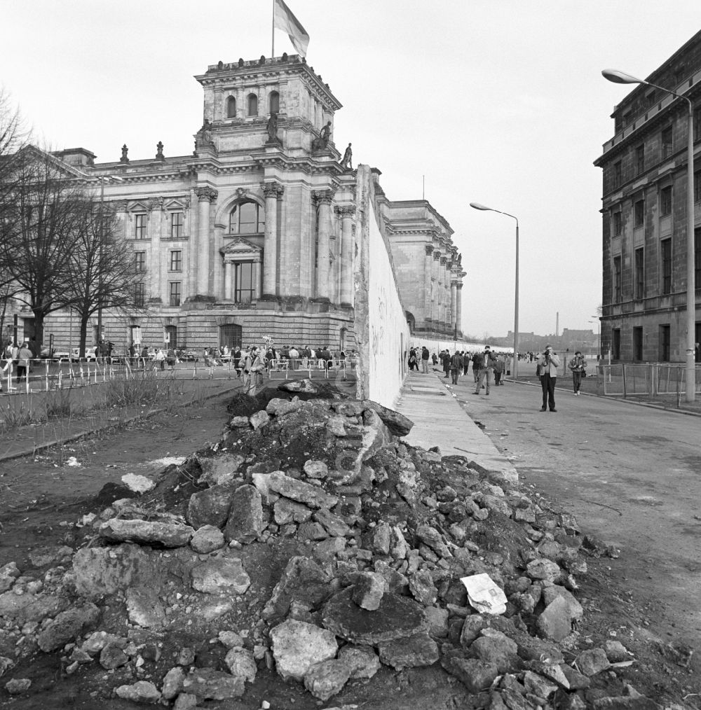 DDR-Fotoarchiv: Berlin - Touristen und Berliner Bürger besichtigen den Abriss der Berliner Mauer am Reichstagsgebäude in Berlin