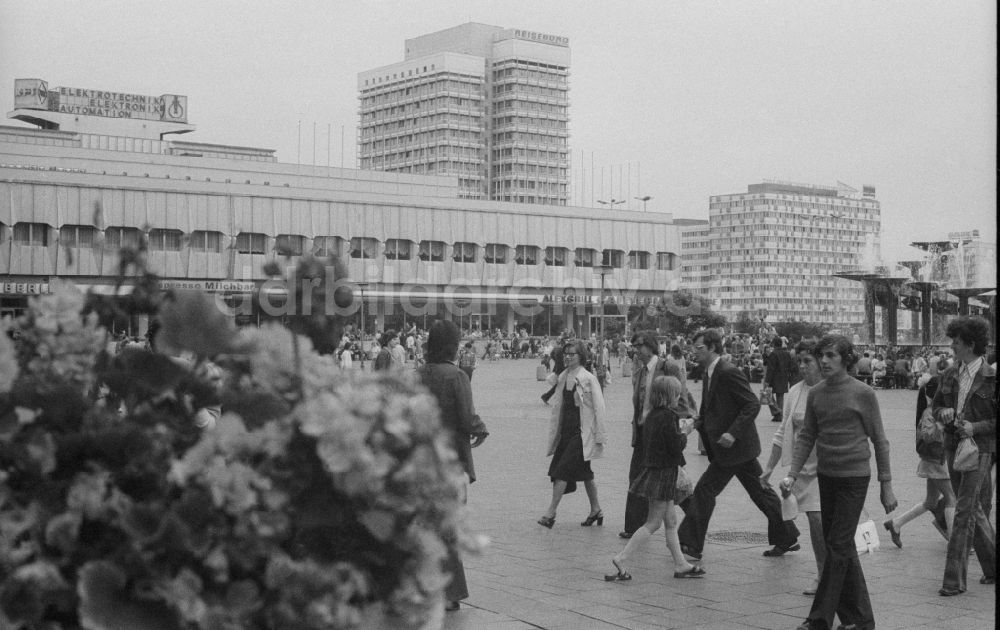 DDR-Fotoarchiv: Berlin - Touristen und Berliner flanieren auf dem Alexanderplatz in Berlin, der ehemaligen Hauptstadt der DDR, Deutsche Demokratische Republik