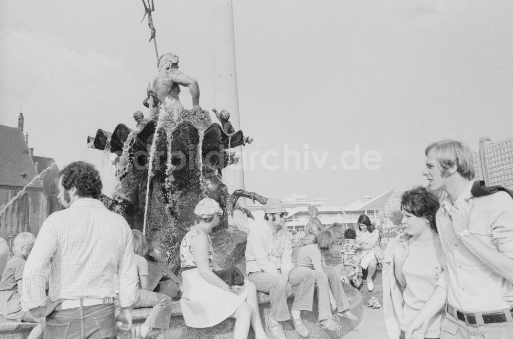 DDR-Fotoarchiv: Berlin - Touristen und Berliner am Neptunbrunnen in Berlin, der ehemaligen Hauptstadt der DDR, Deutsche Demokratische Republik