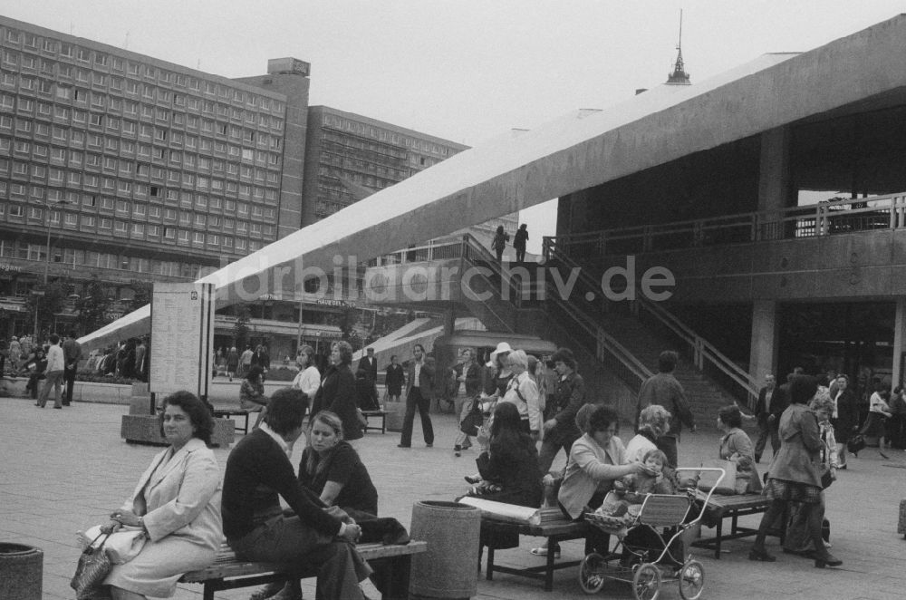 DDR-Bildarchiv: Berlin - Touristen und Berliner verweilen am Fuße des Fernsehturms in Berlin, der ehemaligen Hauptstadt der DDR, Deutsche Demokratische Republik