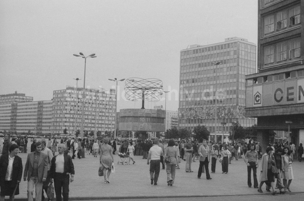 DDR-Fotoarchiv: Berlin - Touristen und Berliner an der Weltzeituhr auf dem Alexanderplatz in Berlin, der ehemaligen Hauptstadt der DDR, Deutsche Demokratische Republik