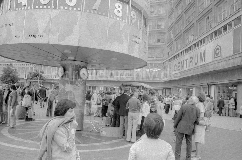 DDR-Fotoarchiv: Berlin - Touristen und Berliner an der Weltzeituhr auf dem Alexanderplatz in Berlin, der ehemaligen Hauptstadt der DDR, Deutsche Demokratische Republik