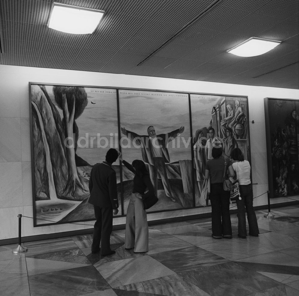 DDR-Bildarchiv: Berlin - Mitte - Touristen betrachten ein Gemälde von Arno Mohr im Palast der Republik in Berlin - Mitte