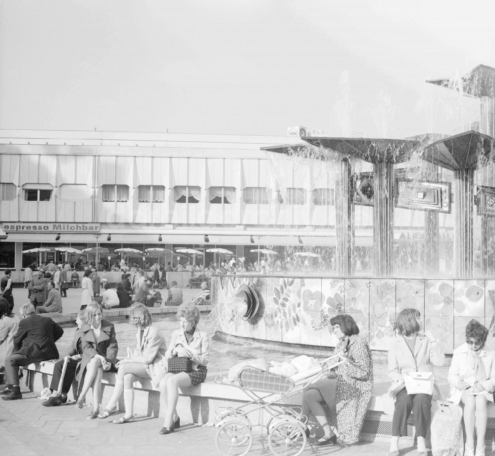 DDR-Fotoarchiv: Berlin - Touristen vor dem Brunnen der Völkerfreundschaft am Alexanderplatz in Berlin, der ehemaligen Hauptstadt der DDR, Deutsche Demokratische Republik