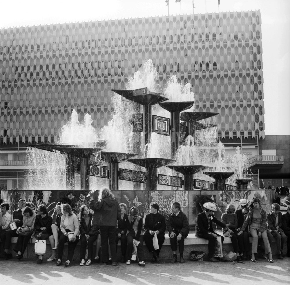 Berlin: Touristen vor dem Brunnen der Völkerfreundschaft am Alexanderplatz in Berlin, der ehemaligen Hauptstadt der DDR, Deutsche Demokratische Republik