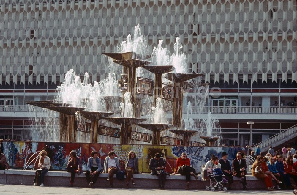DDR-Bildarchiv: Berlin - Touristen vor dem Brunnen der Völkerfreundschaft am Alexanderplatz in Berlin, der ehemaligen Hauptstadt der DDR, Deutsche Demokratische Republik