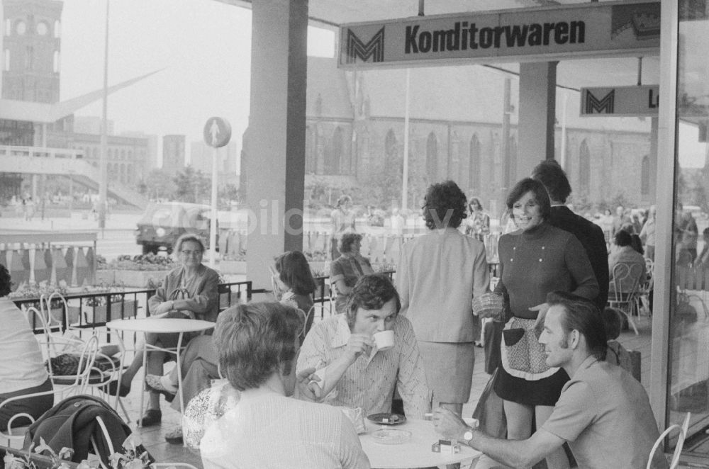 DDR-Fotoarchiv: Berlin - Touristen in einem Cafe an der Karl-Liebknecht-Straße in Berlin, der ehemaligen Hauptstadt der DDR, Deutsche Demokratische Republik