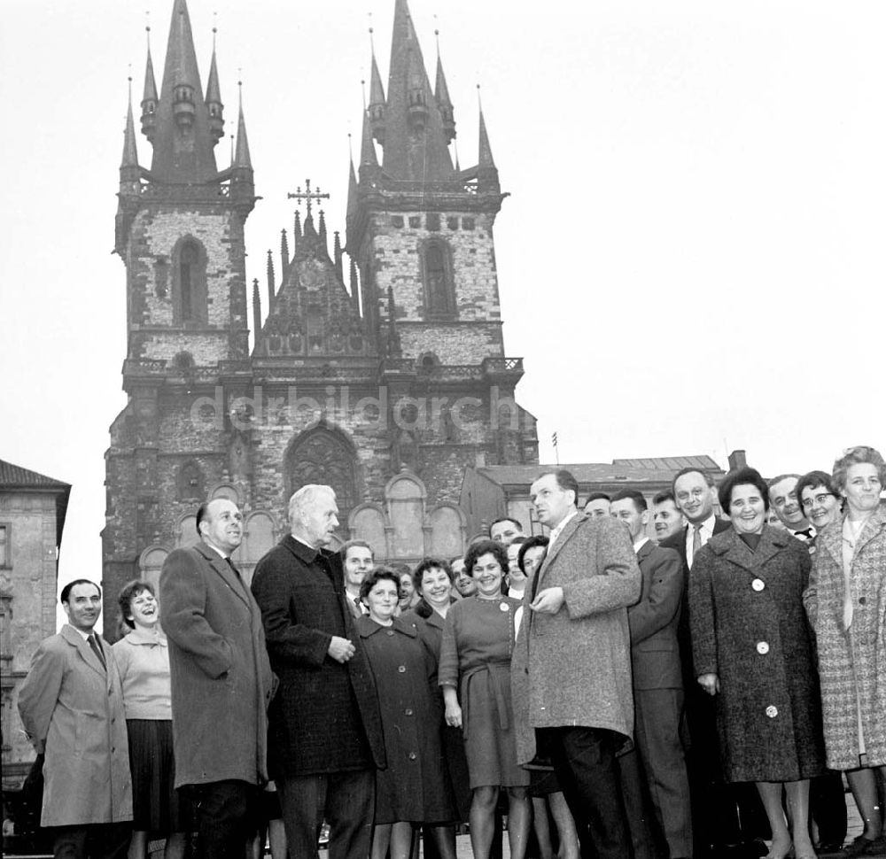 DDR-Fotoarchiv: Prag - Touristen-Gruppe vor der Teynkirche in Prag