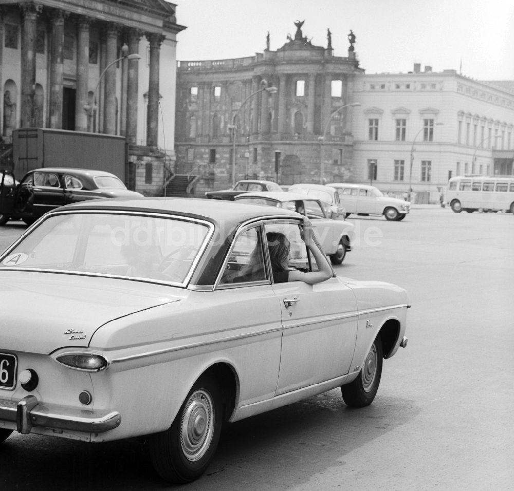 DDR-Fotoarchiv: Berlin - Touristen aus Östereich in einem Ford Taunus 12M Coupé in Berlin, der ehemaligen Hauptstadt der DDR, Deutsche Demokratische Republik
