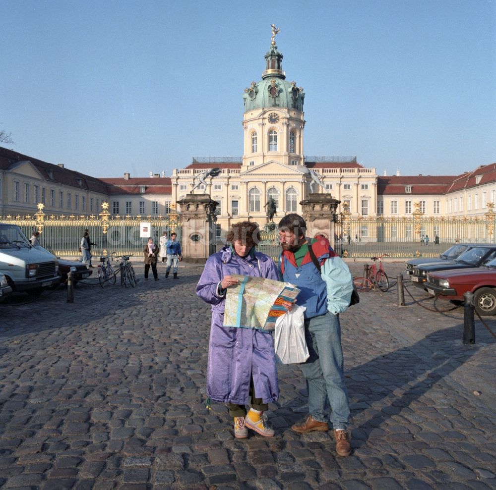 DDR-Fotoarchiv: Berlin - Mitte - Touristen vor dem Schloss Charlottenburg in Berlin - Charlottenburg