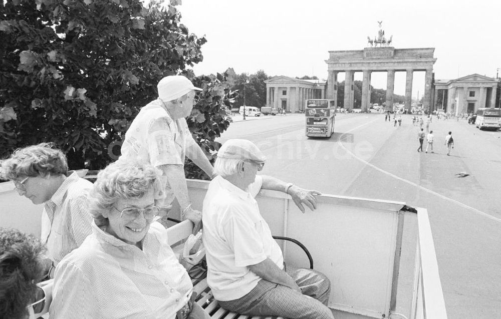 DDR-Fotoarchiv: Berlin-Mitte - Touristen sitzen im offenen Doppeldecker Bus auf dem Pariser Platz in Berlin