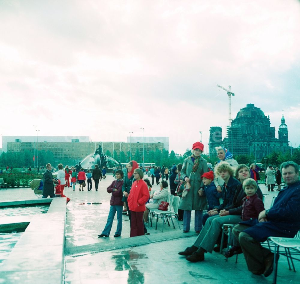 DDR-Bildarchiv: Berlin - Touristen sitzen auf einer Parkbank im Zentrum in Berlin, der ehemaligen Hauptstadt der DDR, Deutsche Demokratische Republik