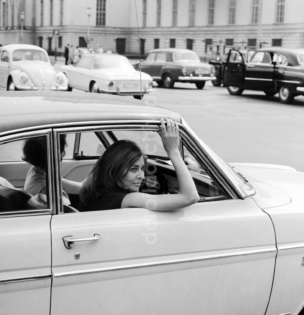 Berlin: Touristen aus Östereich in einem Ford Taunus 12M Coupé in Berlin, der ehemaligen Hauptstadt der DDR, Deutsche Demokratische Republik