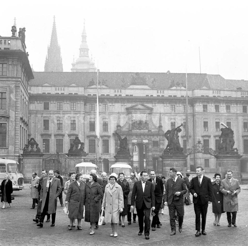 Prag: Touristengruppe vor der Prager Burg
