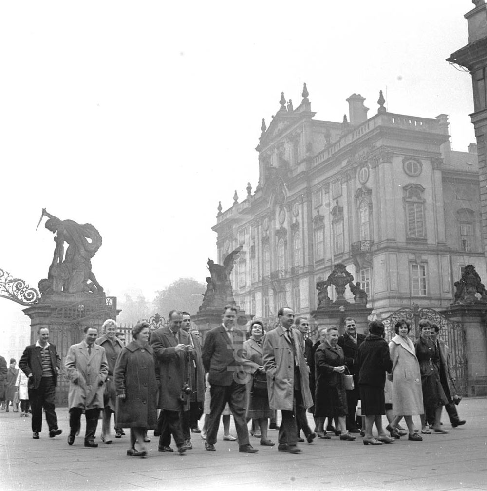 DDR-Fotoarchiv: Prag - Touristengruppe vor der Prager Burg